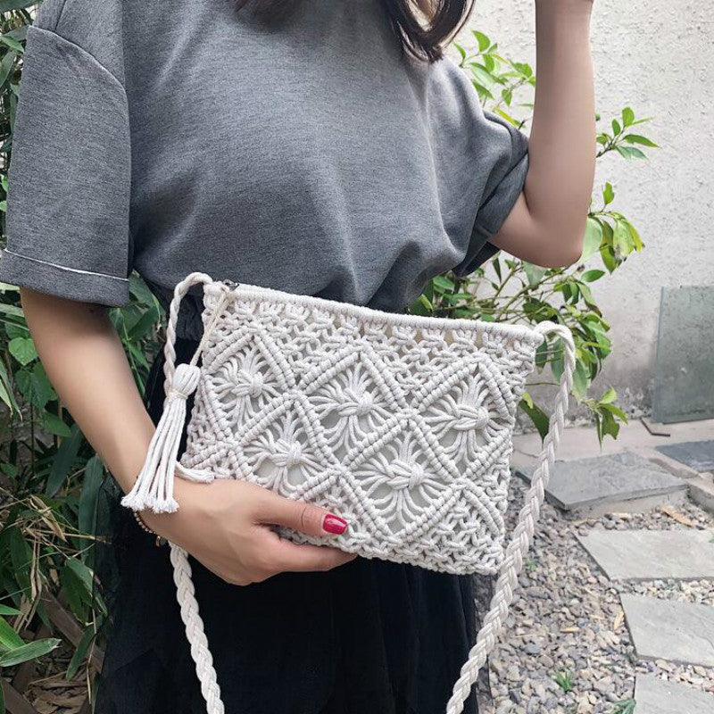 Sommerliche, gewebte Damen Umhängetasche in Beige-Braun, stilvoll und praktisch für den Alltag.