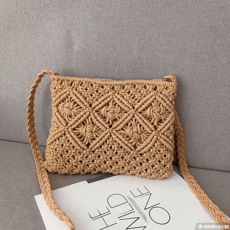 Gewebte Damen Umhängetasche in Beige, braune Details, trendige Sommertasche im Boho-Look.