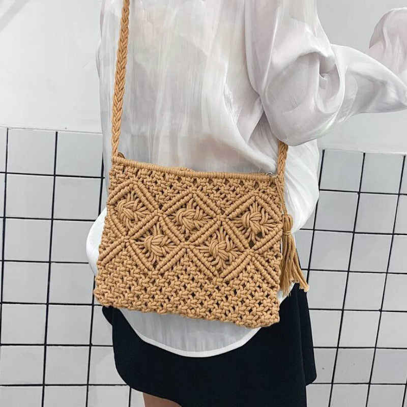 Beige/braune gewebte Umhängetasche für Damen, modisches Accessoire, perfekte Sommertasche.