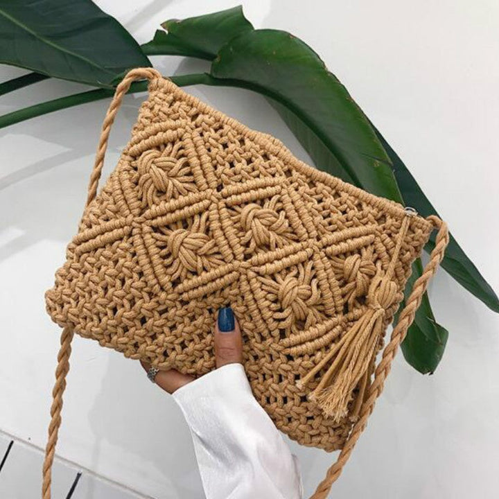Trendige gewebte Damentasche im Shopper-Stil, Umhängetasche in Naturfarben, ideal für Sommer.