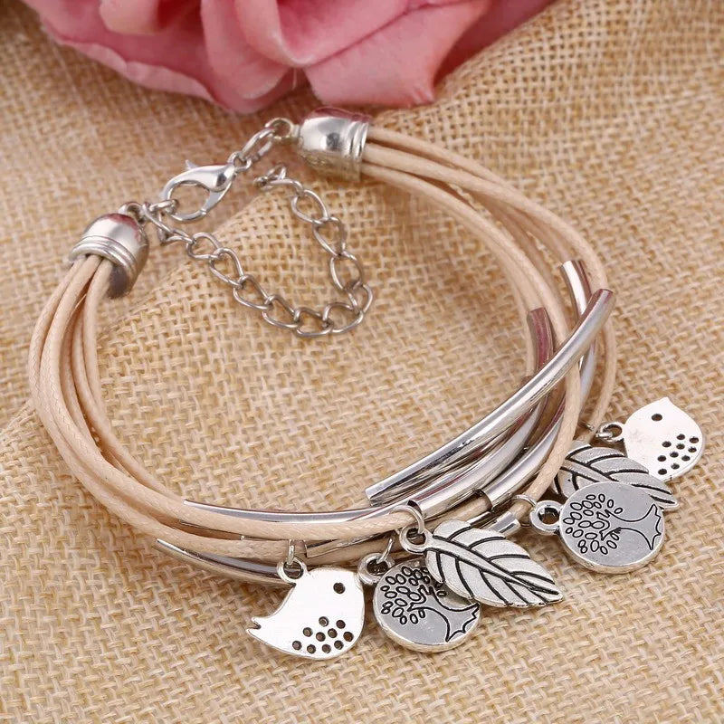 Mehrschichtiges Unisex-Armband mit Natur-Elementen und Blättern-Charm.