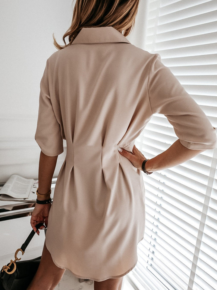 Trendiges Damenkleid, perfekt als elegantes Frühlings- oder Sommerkleid für Feiern. Feminine Damenmode.