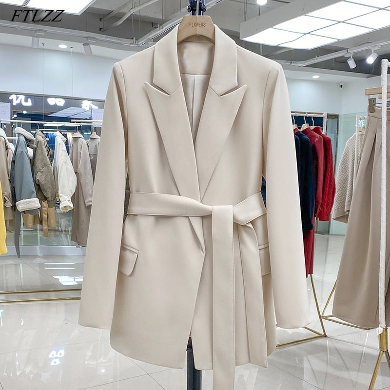 Eleganter schwarzer Damen Blazer, ideal für Business, stilvolle Anlässe und ganzjährige Mode.
