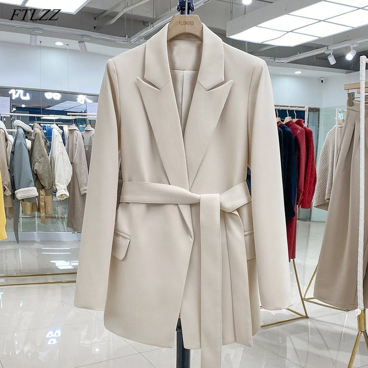 Eleganter schwarzer Damen Blazer, ideal für Business, stilvolle Anlässe und ganzjährige Mode.