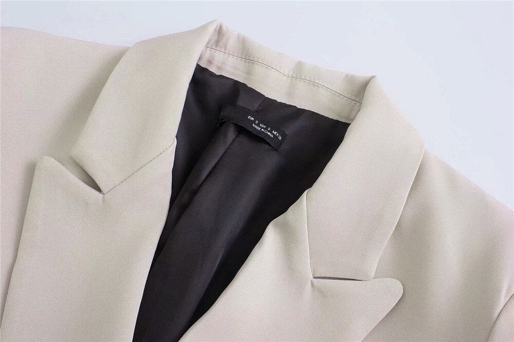 Femininer Damen Blazer, vielseitig einsetzbar für Business & Casual Outfits, stilvoll & bequem.
