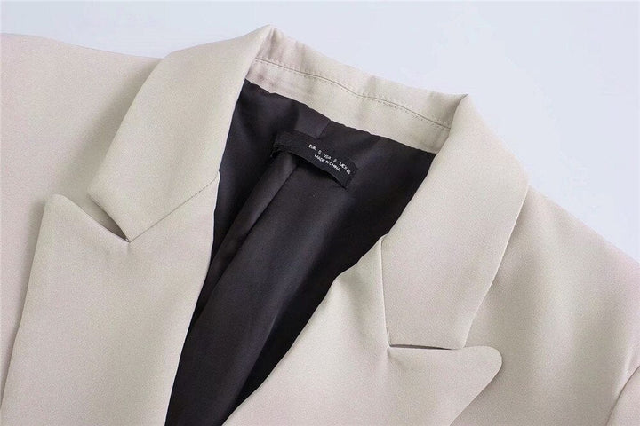 Femininer Damen Blazer, vielseitig einsetzbar für Business & Casual Outfits, stilvoll & bequem.