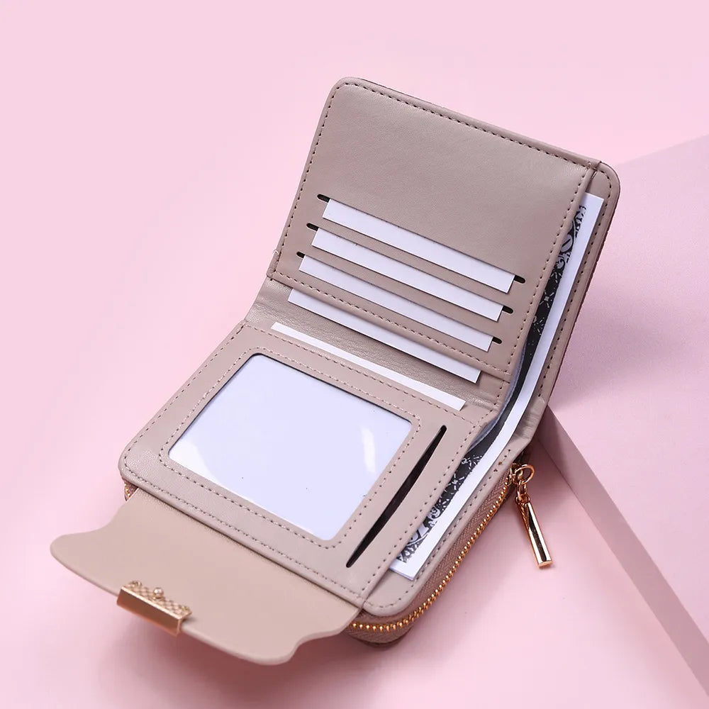 Hochwertige Damen Geldbörse mit Blättern Design, auch als elegante Clutch nutzbar.