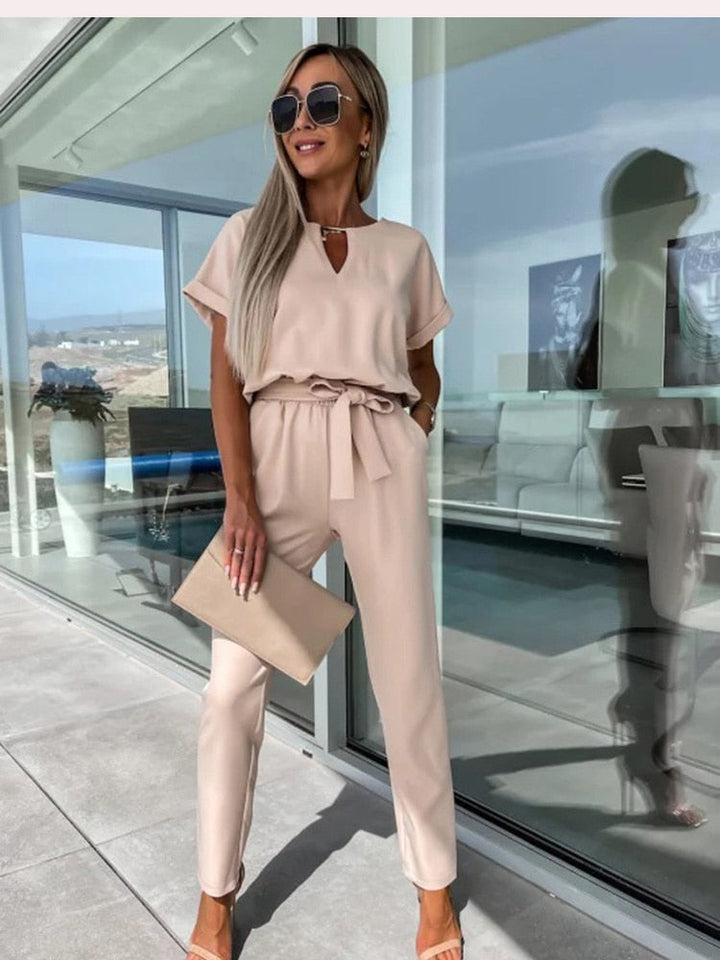 Modischer Damen Frühlings-Overall mit weiten Beinen, V-Ausschnitt. Perfekt für stilvolle Sommer-Outfits.