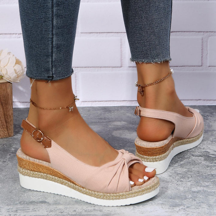 Komfortable Keilsandalen für Damen, stilvolle Sommerschuhe für einen entspannten Auftritt.
