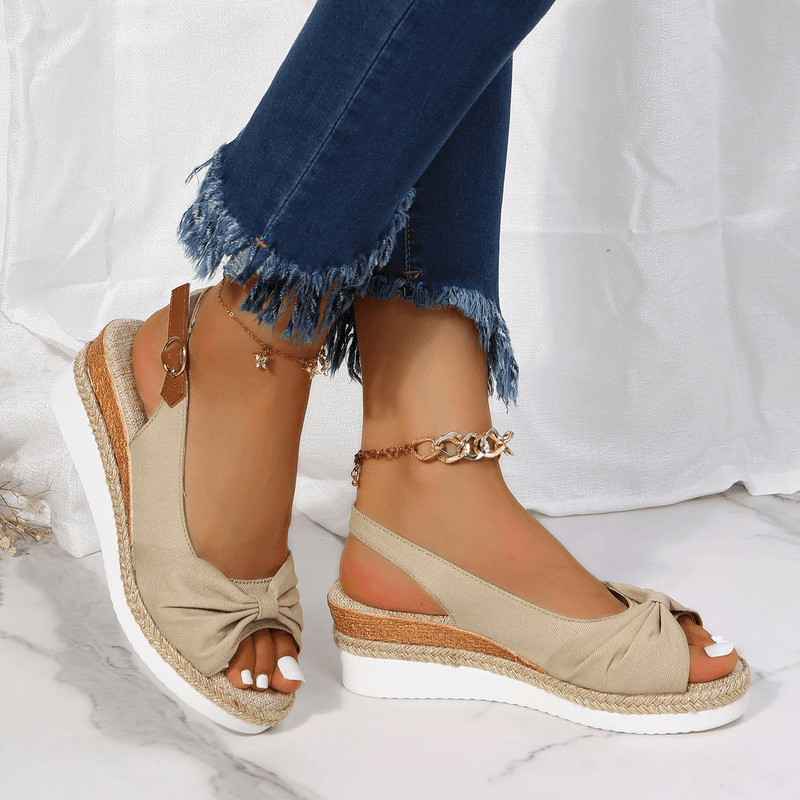 Damen Keilsandalen in Beige, vielseitige Sommerschuhe mit Plateau und chicem Design.