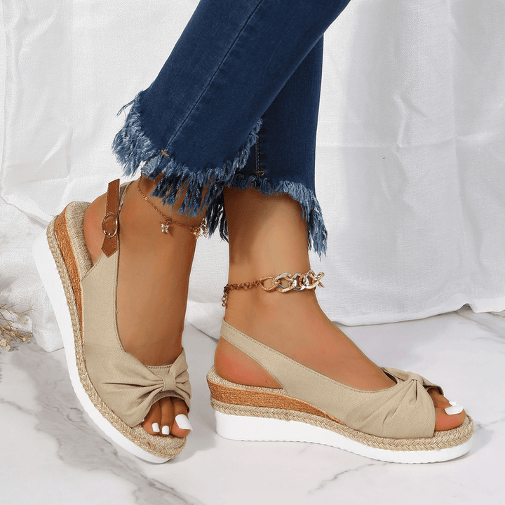 Damen Keilsandalen in Beige, vielseitige Sommerschuhe mit Plateau und chicem Design.