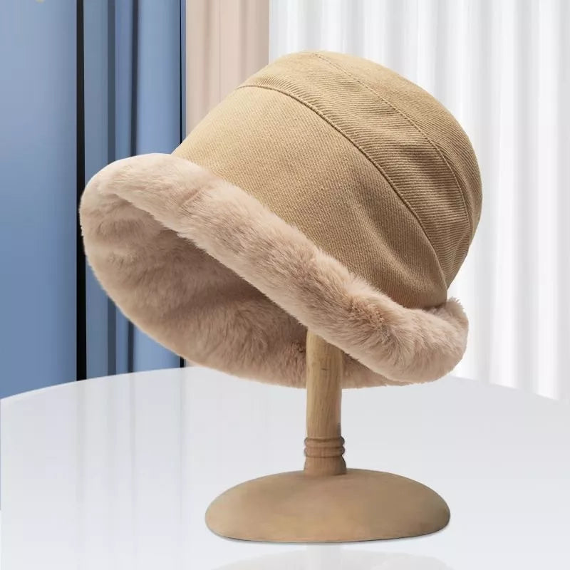 Eleganter Damen Winterhut in warmem Karamell, perfekt für kalte Tage.