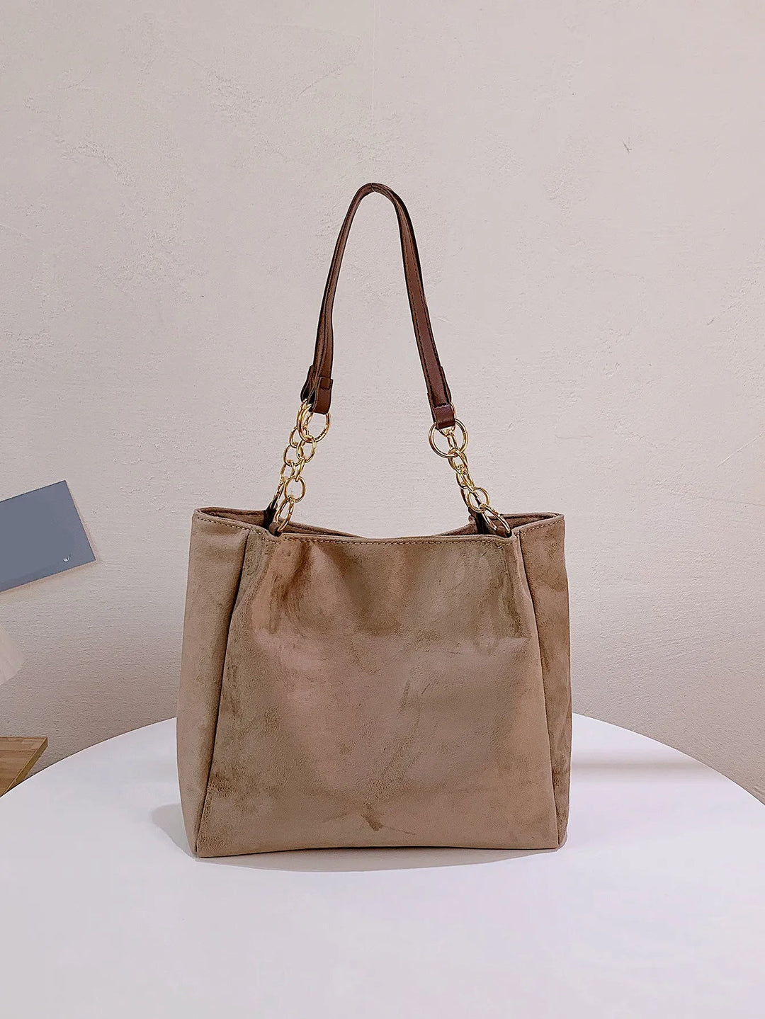 Khakifarbene Damen Pendler Schultertasche, groß & stilvoll, perfekt als Alltagstasche oder Bürotasche.