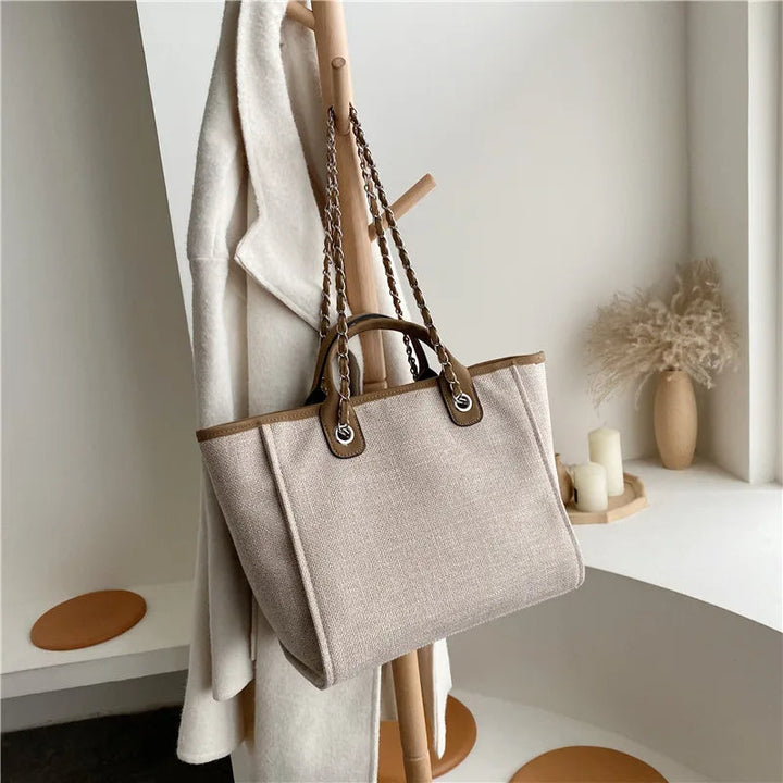 Geräumige Designer Handtasche für Damen in Grau, ideal als alltagstaugliche Modetasche.
