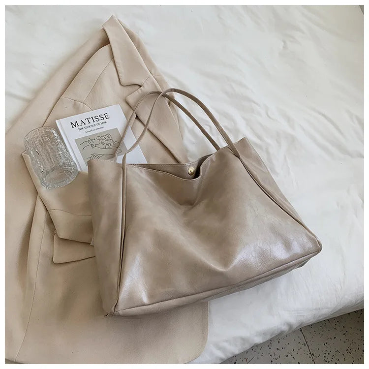 Moderne Damen Umhängetasche in Schwarz, perfekt als stilvolle Alltagstasche und Mode-Accessoire.