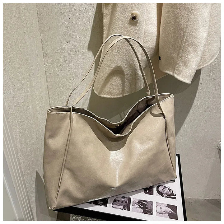 Schwarze Damen Handtasche mit elegantem Finish, ein zeitloses Accessoire, das Stil und Klasse ausstrahlt.