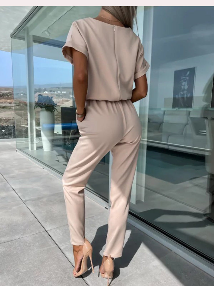 Vielseitiger Damen Jumpsuit mit tiefem V-Ausschnitt und weiten Beinen. Ein eleganter Patty-Stil für jede Gelegenheit.