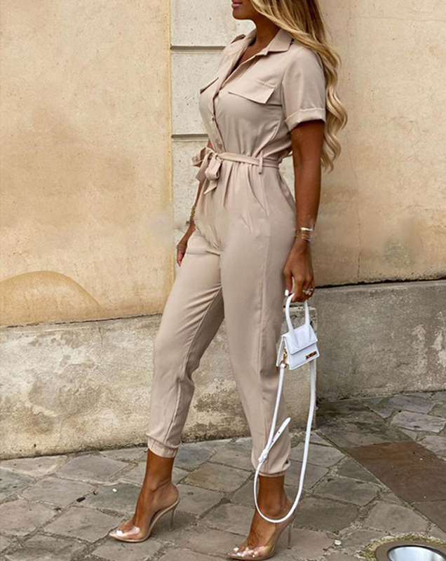 Eleganter Damen Jumpsuit mit Gürtel, ideal für stilvolle Frühlings- und Sommeroutfits.