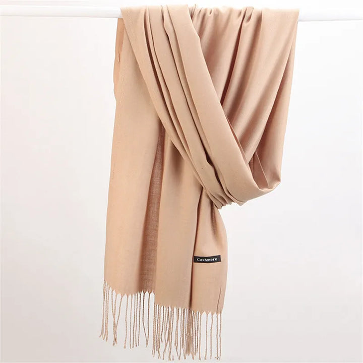 Unifarbener Damen-Winterschal, vielseitig einsetzbar. Hält warm und sieht elegant aus.
