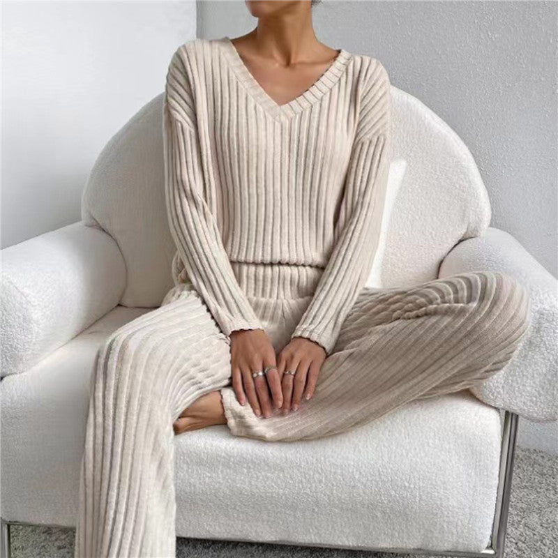 Damen Yara Loungewear Set: Gestreifter Hausanzug mit V-Ausschnitt. Optimaler Komfort für gemütliche Stunden und Freizeit.