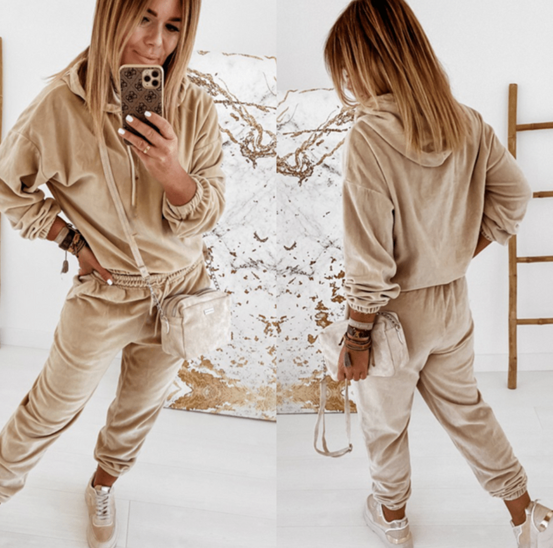 Luxuriöser Damen Trainingsanzug mit Kapuzenpullover & Jogginghose. Perfekter Hausanzug für jede Jahreszeit.