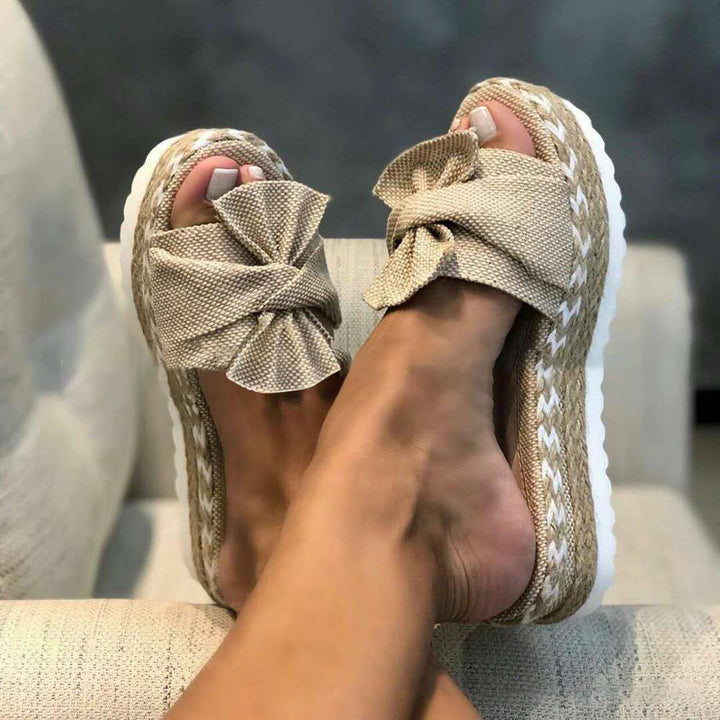 Frau trägt elegante Damen Plateausandalen Sinda, offene Sommerschuhe für bequemen & trendigen Freizeit-Look.