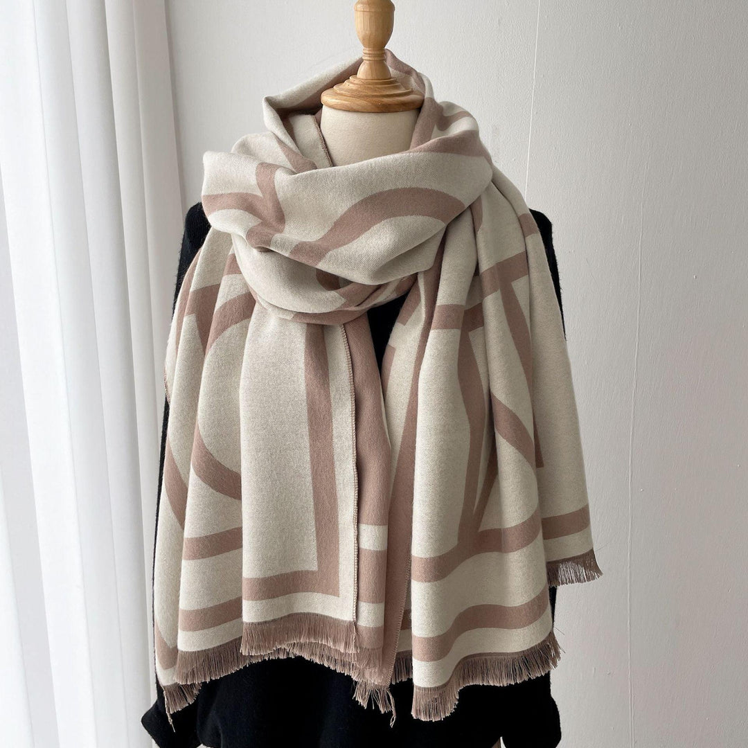 Vielseitiger Damenschal, elegant und wärmend, ein schickes Accessoire für jeden Wintertag.