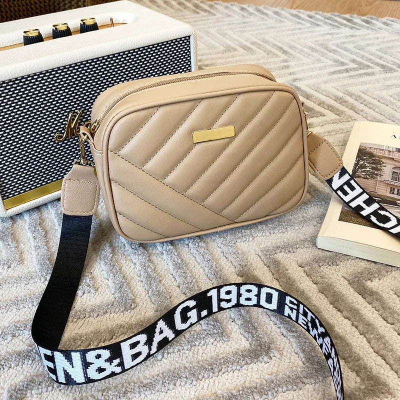 Perfekte Geschenkidee für Frauen: Stilvolle Zip 'n Go Umhängetasche. Praktische kleine Schultertasche für den Alltag.