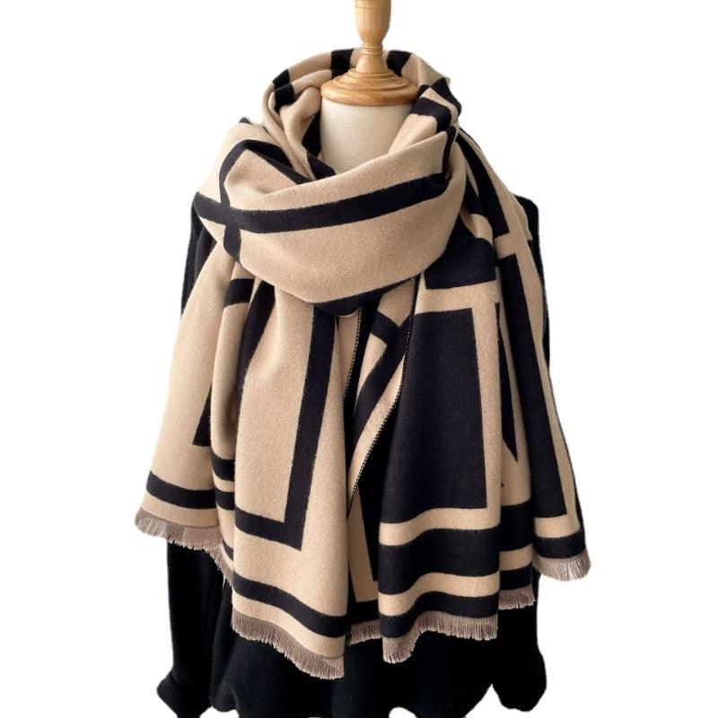 Eleganter Damen Winterschal, weich und wärmend, ideal für stylische Wintermode.
