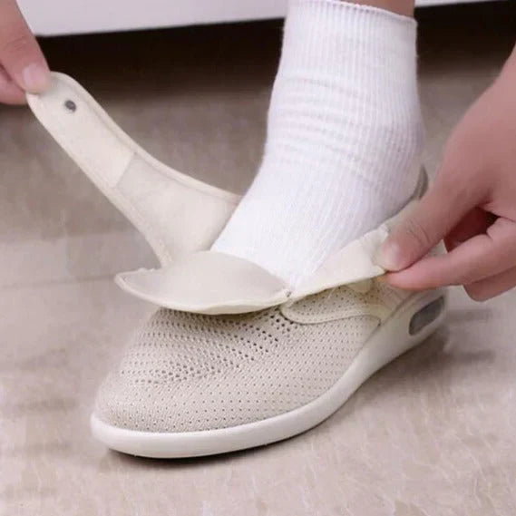 Bequeme Damenschuhe für Diabetiker und breite Füße, orthopädisch geformt mit praktischem Klettverschluss.
