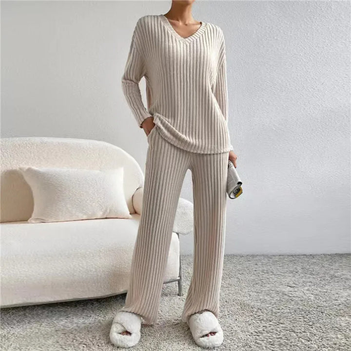 Elegantes Damen Loungewear Set Yara. Komfortables, gestreiftes Freizeit-Outfit mit V-Ausschnitt für stilvolle Momente.