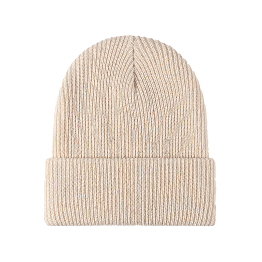 Junge Person trägt eine warme Unisex Winterstrickmütze Beanie in Schwarz. Ideal für Wintermode und Herbst.