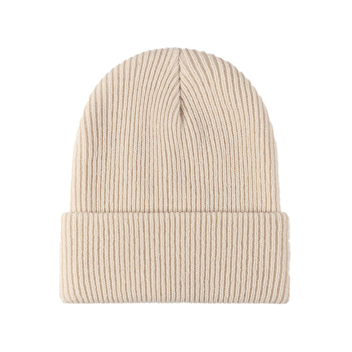 Junge Person trägt eine warme Unisex Winterstrickmütze Beanie in Schwarz. Ideal für Wintermode und Herbst.