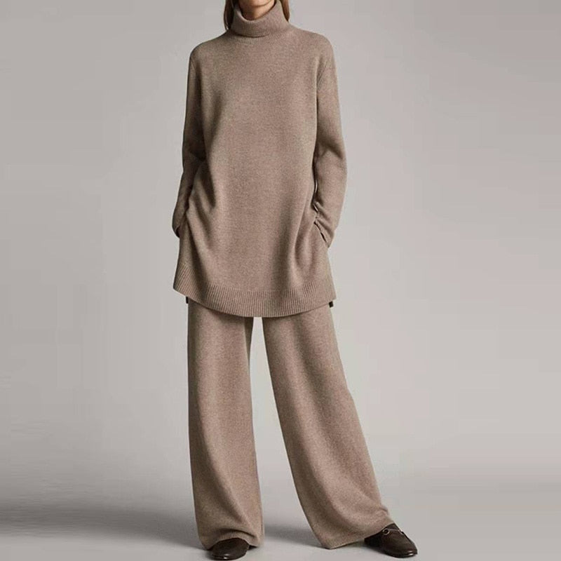 Dame trägt komfortables Herbst Loungewear Set. Stilvoller Zweiteiler für Freizeit & Homewear ganzjährig.