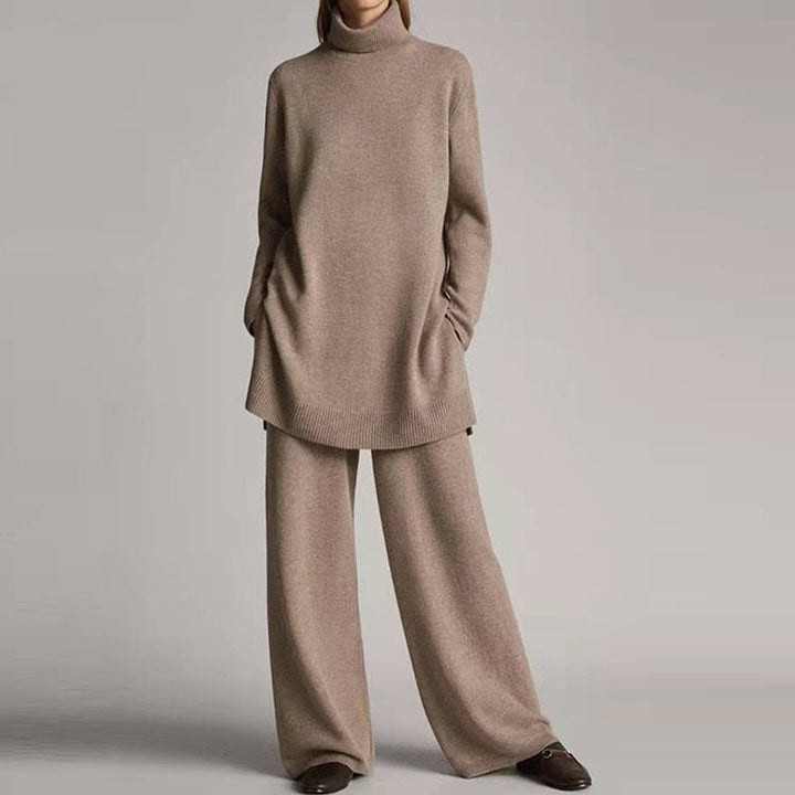 Dame trägt komfortables Herbst Loungewear Set. Stilvoller Zweiteiler für Freizeit & Homewear ganzjährig.
