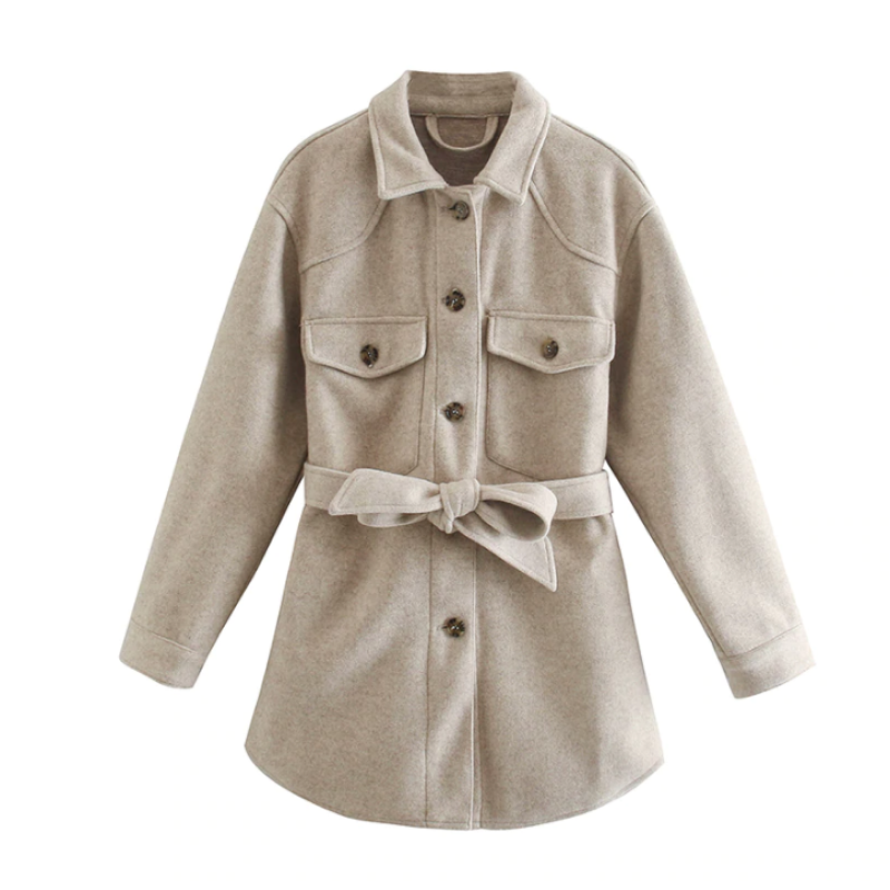 Damen-Übergangsmantel in Beige, elegant & zeitlos. Ein klassischer Midimantel für Frühling & Herbst.
