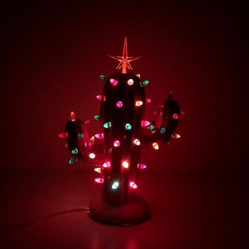 Stylischer beleuchteter Vintage Weihnachtskaktus, festliche Harzfigur Dekoration.