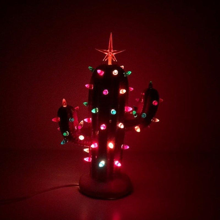 Stylischer beleuchteter Vintage Weihnachtskaktus, festliche Harzfigur Dekoration.