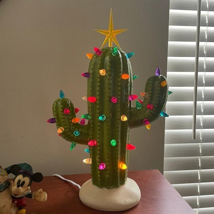 Beleuchteter Kaktus als Vintage Weihnachtsdekoration für festliche Stimmung.