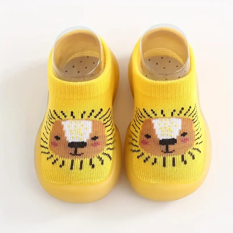 Kleinkind trägt BearCubs Barfuß Sneakers beim Spielen draußen. Bequeme Kinderschuhe fördern natürliche Fußentwicklung.