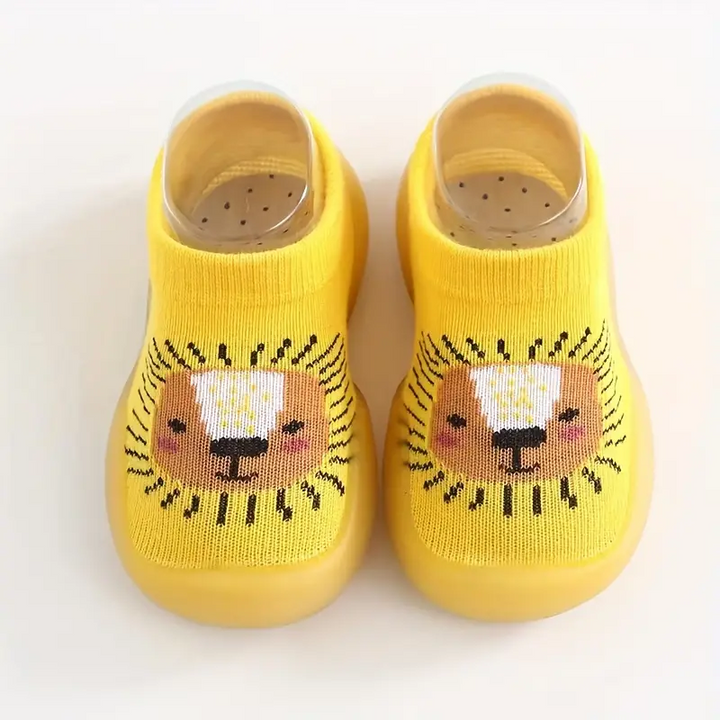 Kleinkind trägt BearCubs Barfuß Sneakers beim Spielen draußen. Bequeme Kinderschuhe fördern natürliche Fußentwicklung.