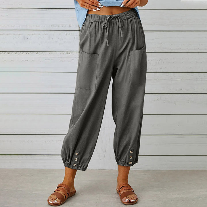 Sommerliche Damen 7/8-Hose, locker und luftig. Ideale Freizeithose für warme Tage, mit Kordelzug & Taschen.