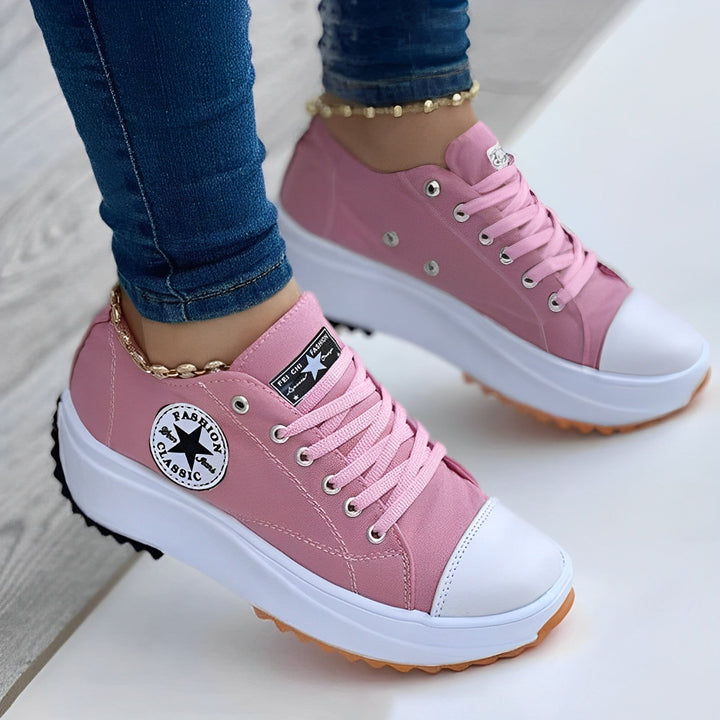 Stilvolle Damen Canvas Sneaker in neutraler Farbe, perfekt für Freizeit und vielseitige Outfits.