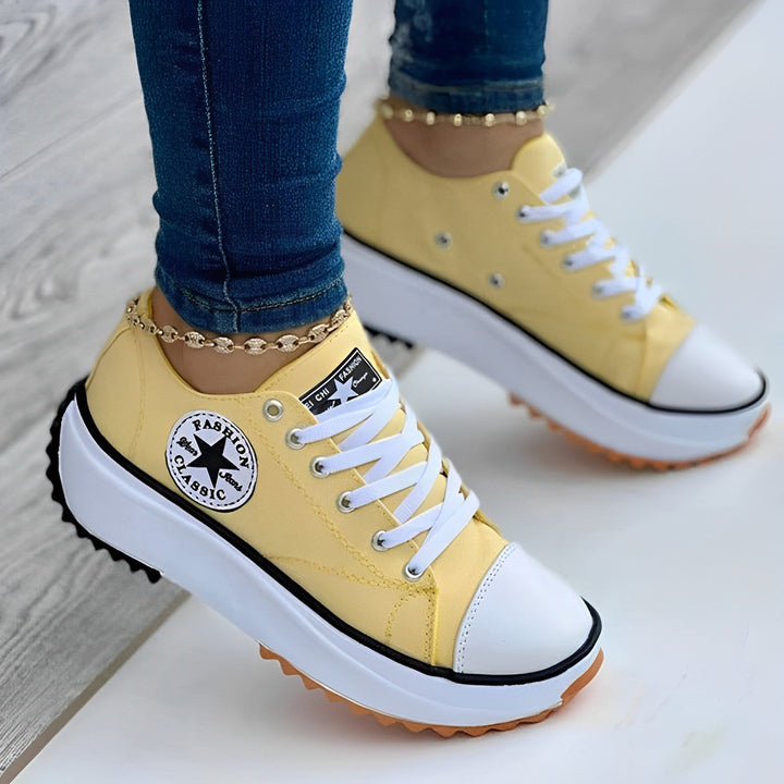 Detailaufnahme von strapazierfähigen Damen Canvas Turnschuhen, ideal für täglichen Gebrauch.