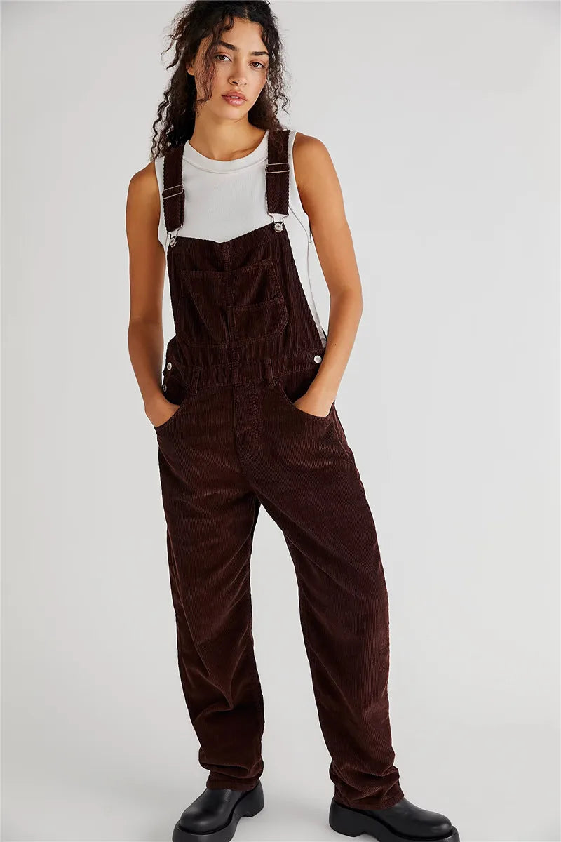 Bequeme Damen Cord Latzhose im Vintage-Stil, perfekt für Freizeit und einen trendigen Retro-Look.