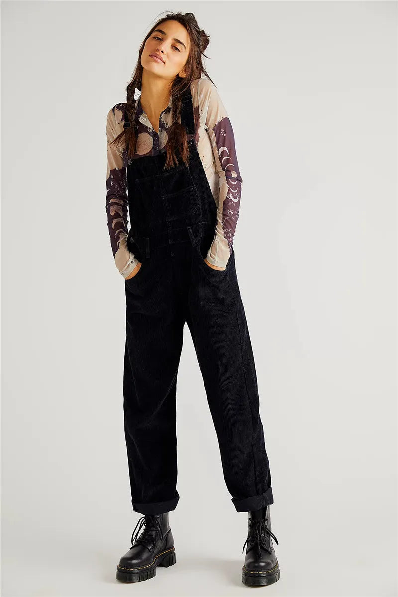 Stylische Damen Latzhose aus Cord im Retro-Look, vielseitig und ideal für Frühling und Herbst.