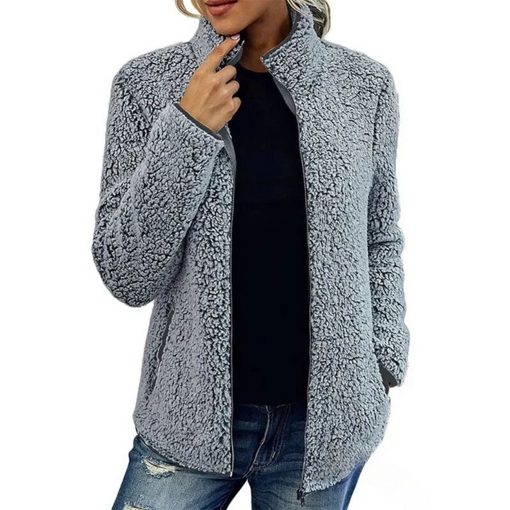 Weiche Damen Weste "Petra" aus Fleece. Stilvolle Frauenmode mit hohem Kragen, ideal für den modernen Freizeit-Look.