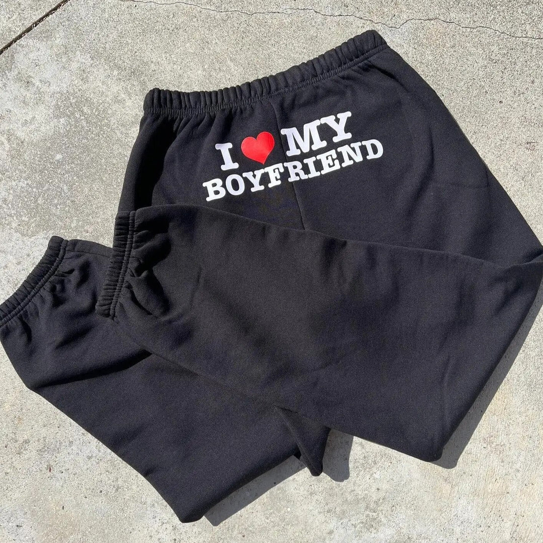 Bequeme Damen Jogginghose mit „I Love My Boyfriend“-Statement. Ideal für Freizeit & Alltag.