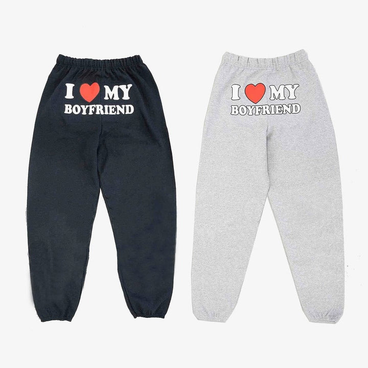 Stilvolle Damen Jogginghose mit auffälligem „I Love My Boyfriend“-Schriftzug. Perfekt für Casual-Looks.