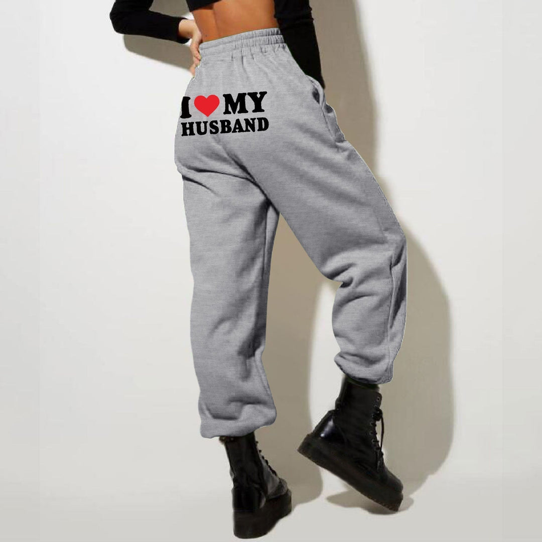 Moderne Damen Jogginghose als Freizeitkleidung. Mit stilvollem „I Love My Boyfriend“-Print.